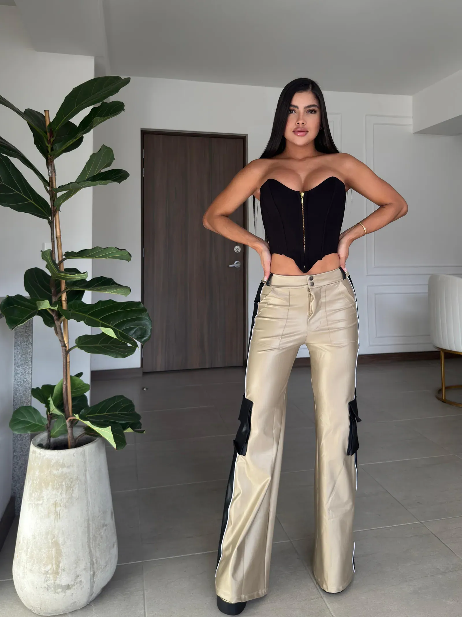 Pantalón efecto cuero Bicolor con Raya Lateral y Bolsillo Cargo
