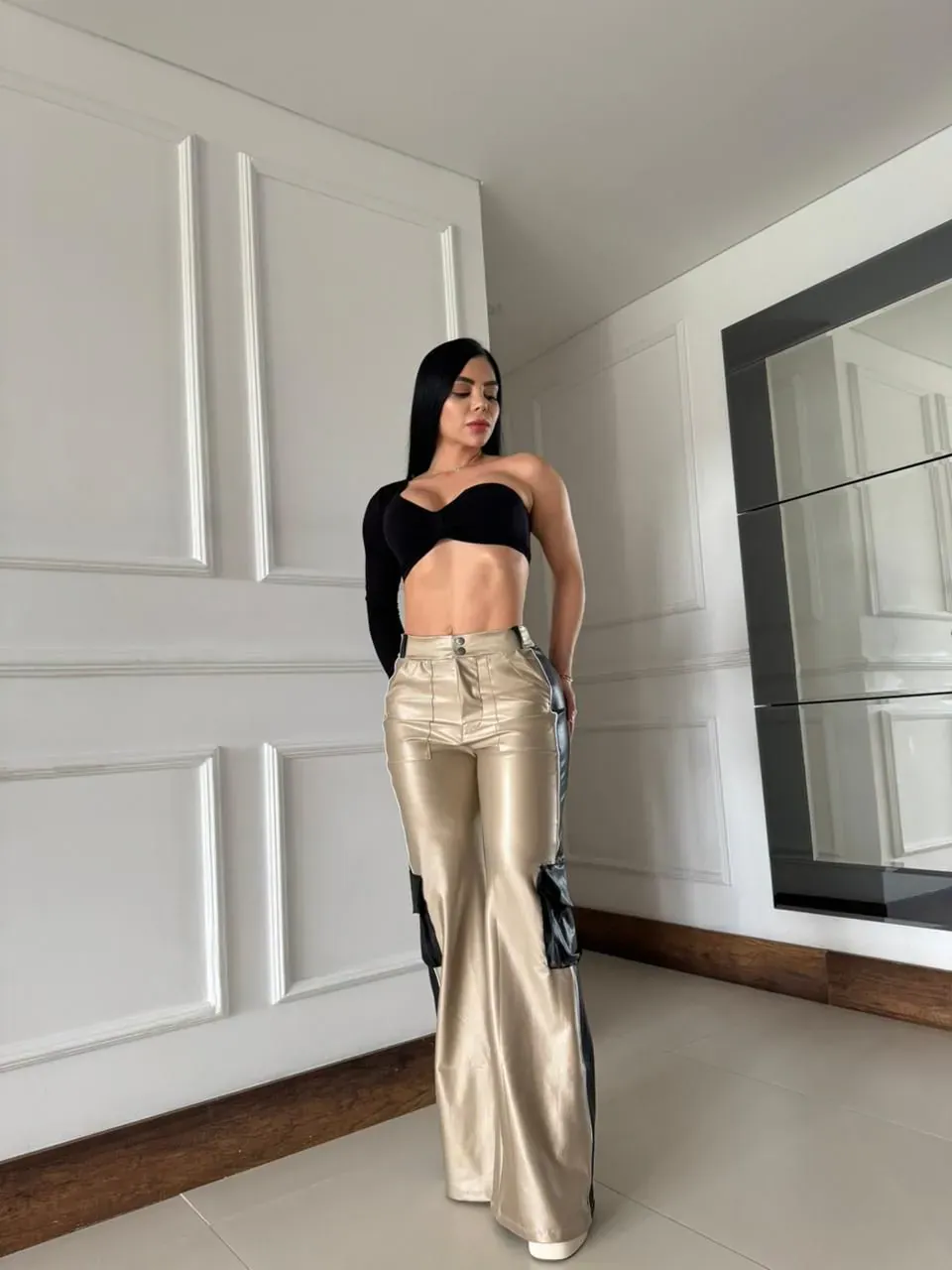 Pantalón efecto cuero Bicolor con Raya Lateral y Bolsillo Cargo