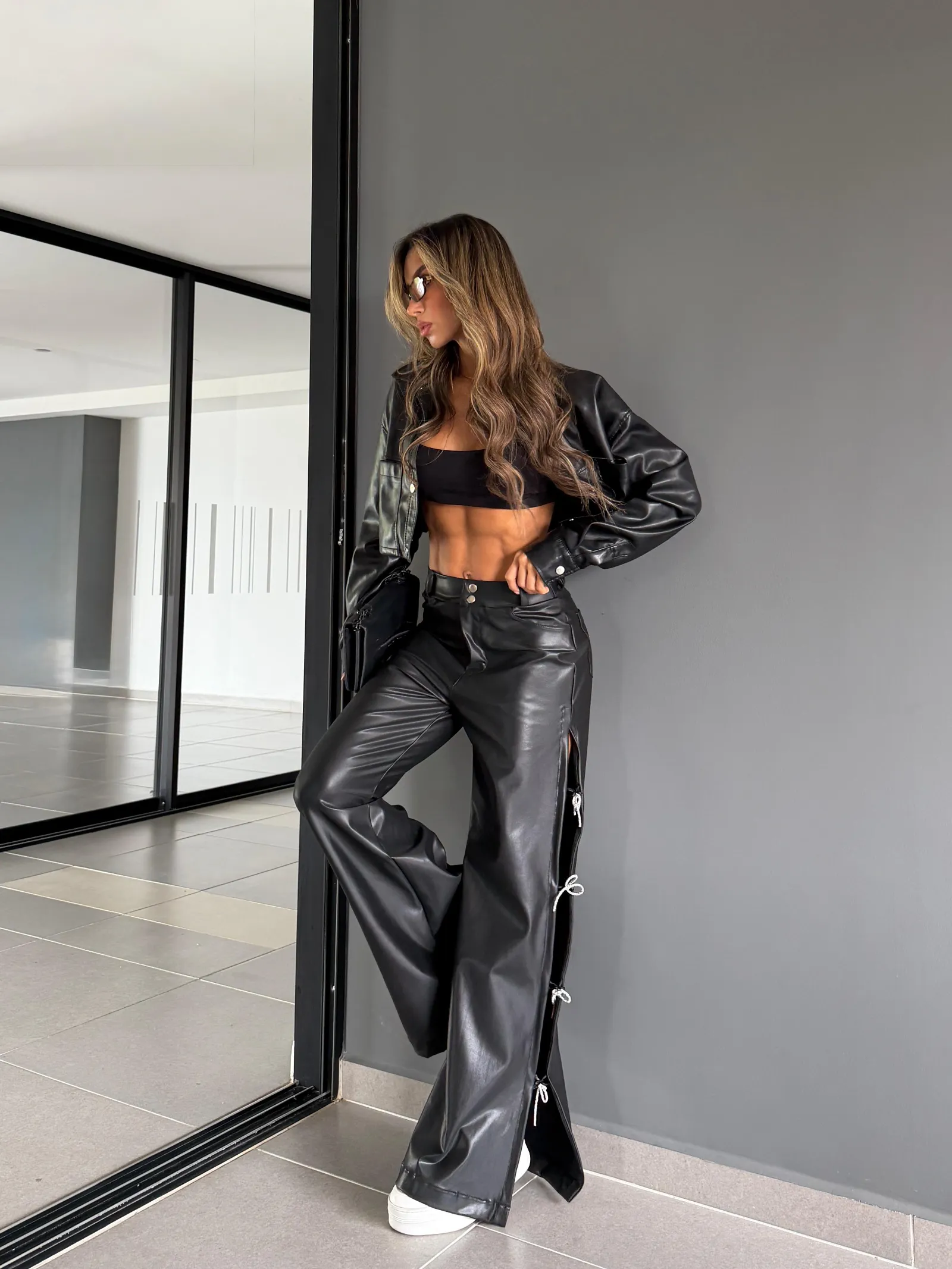 Pantalón de Efecto Cuero con Aberturas Laterales y Cordones