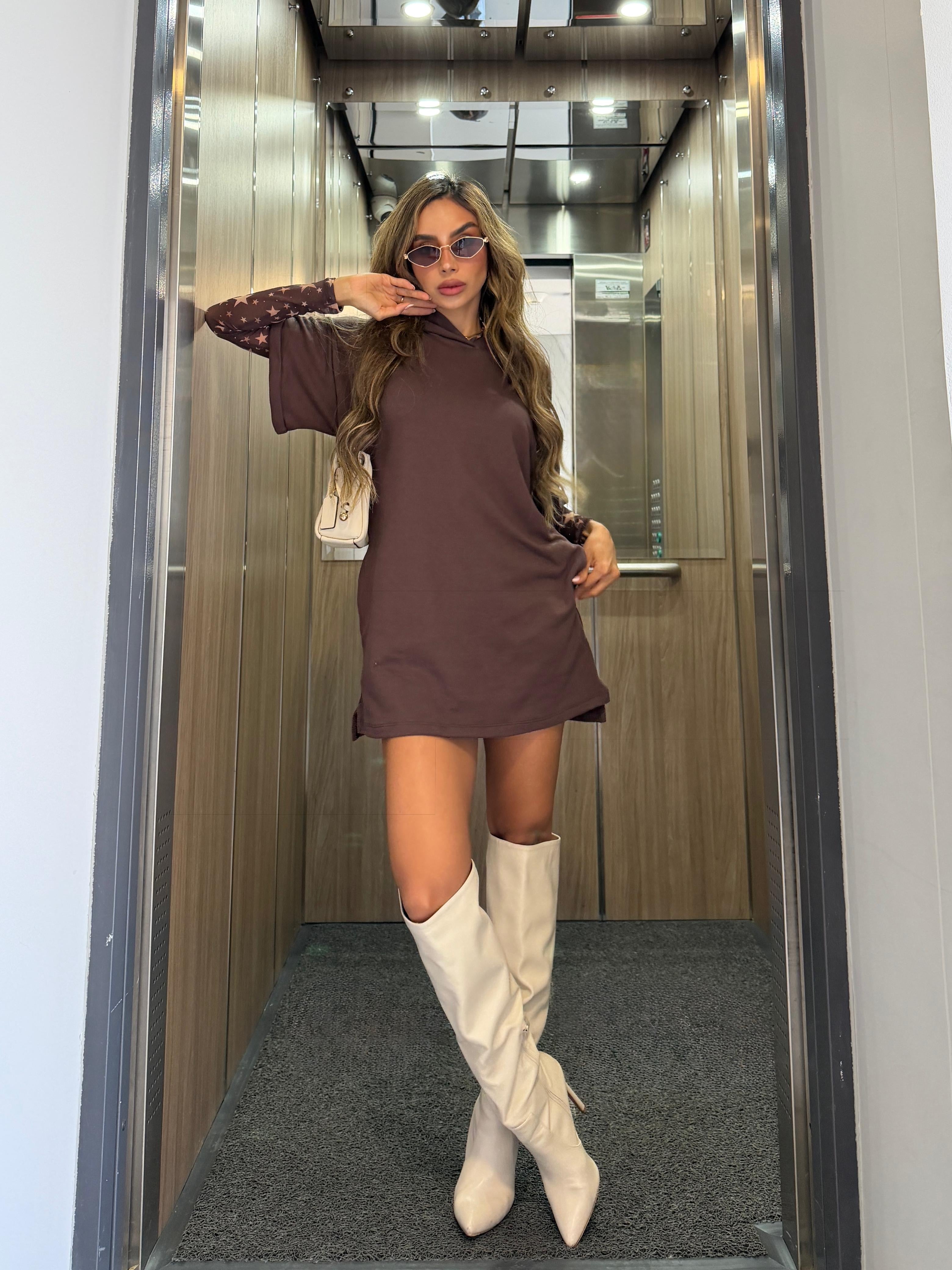 Vestido en Burda premium con diseño oversize, capucha y aberturas laterales