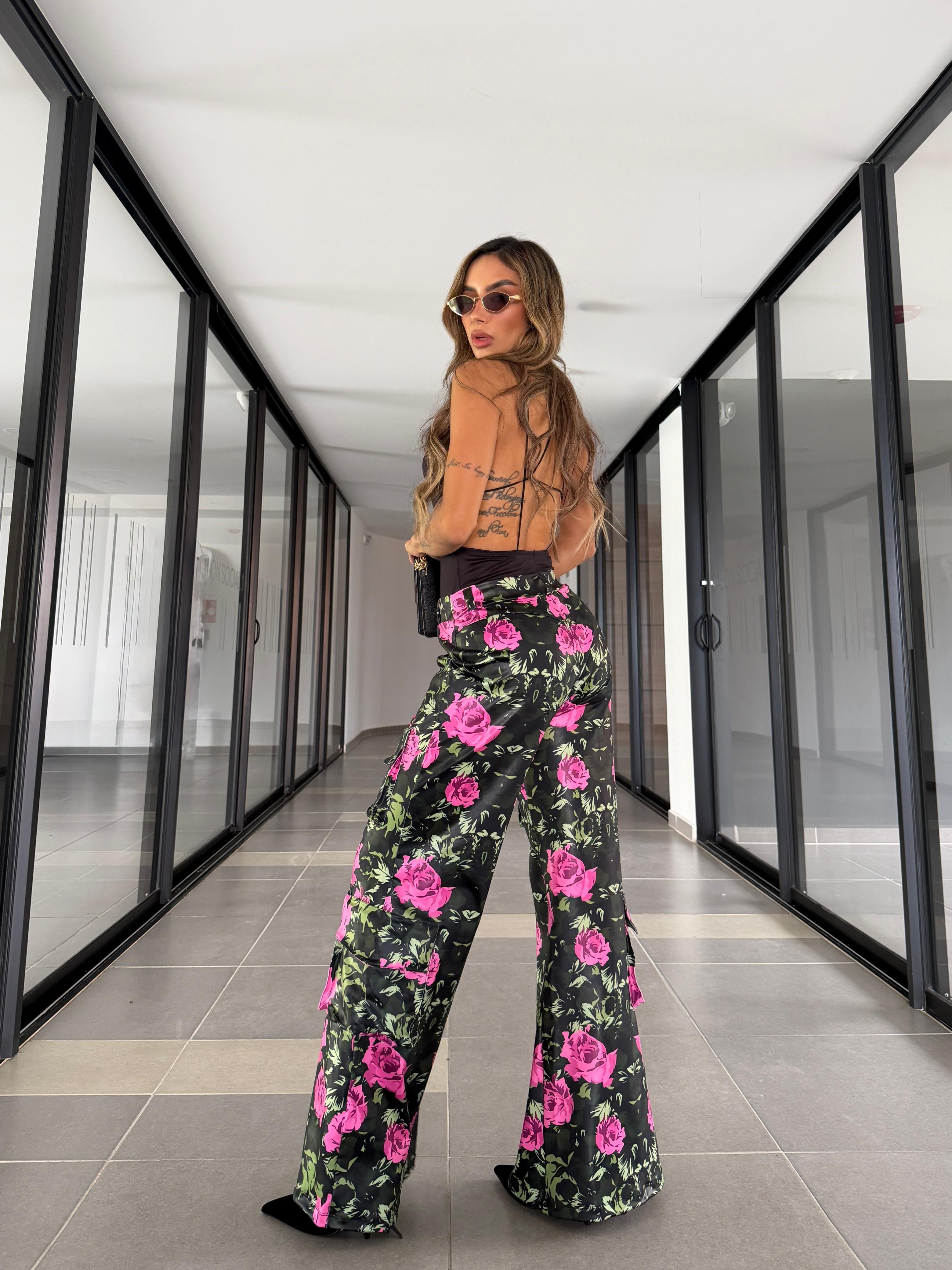 Pantalón efecto cuero Estampado Floral de Rosas Bolsillos Cargo
