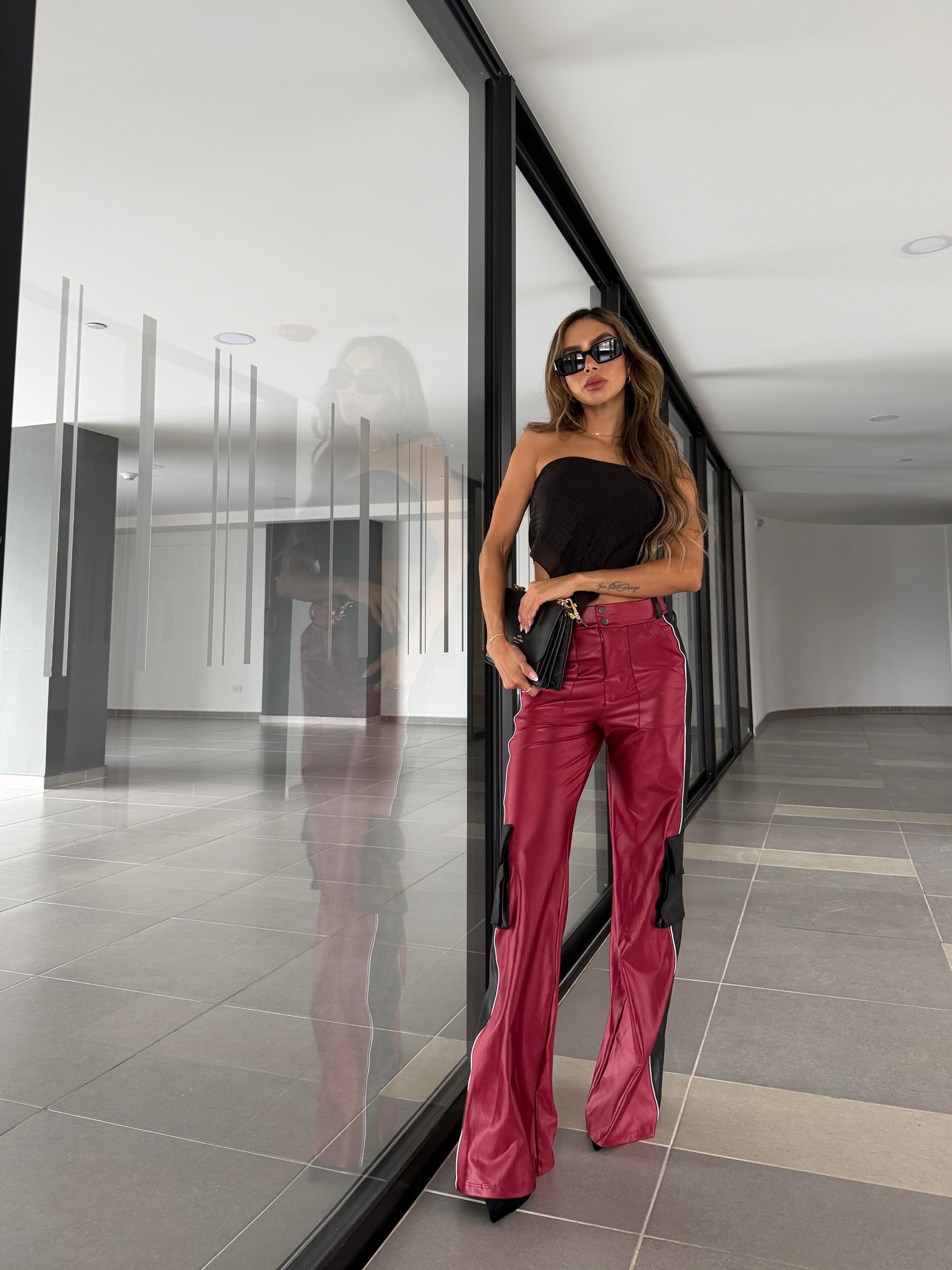Pantalón efecto cuero Bicolor con Raya Lateral y Bolsillo Cargo