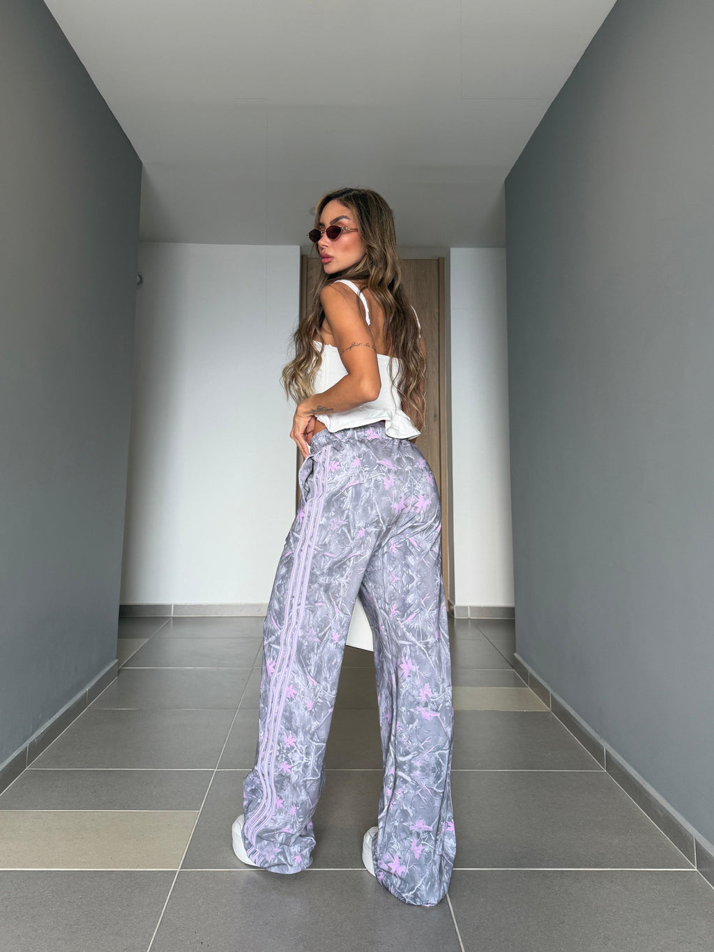 Sudadera de Nylon Sublimada - Hojas Grises y Triple Franja