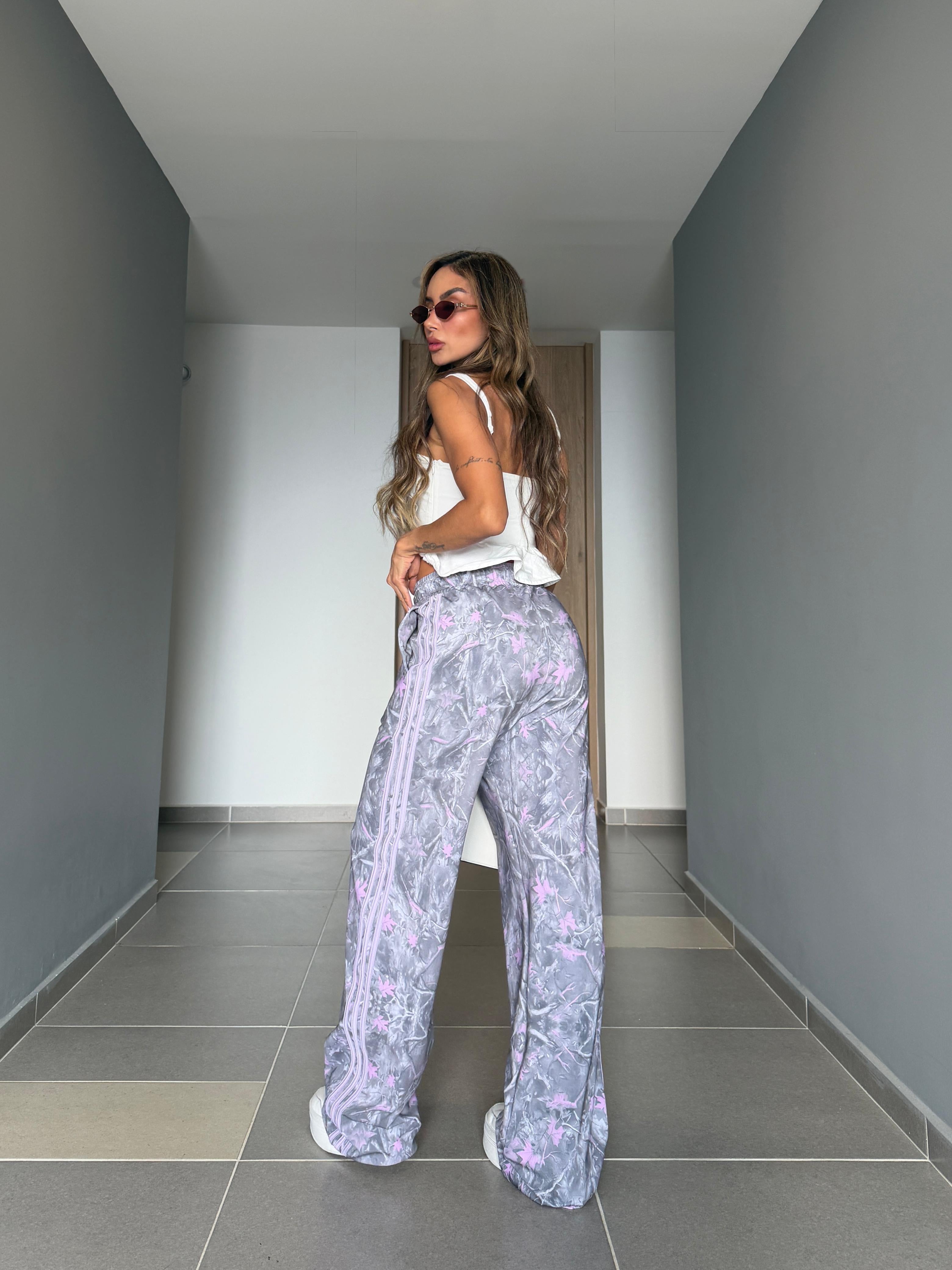 Sudadera de Nylon Sublimada - Hojas Grises y Triple Franja
