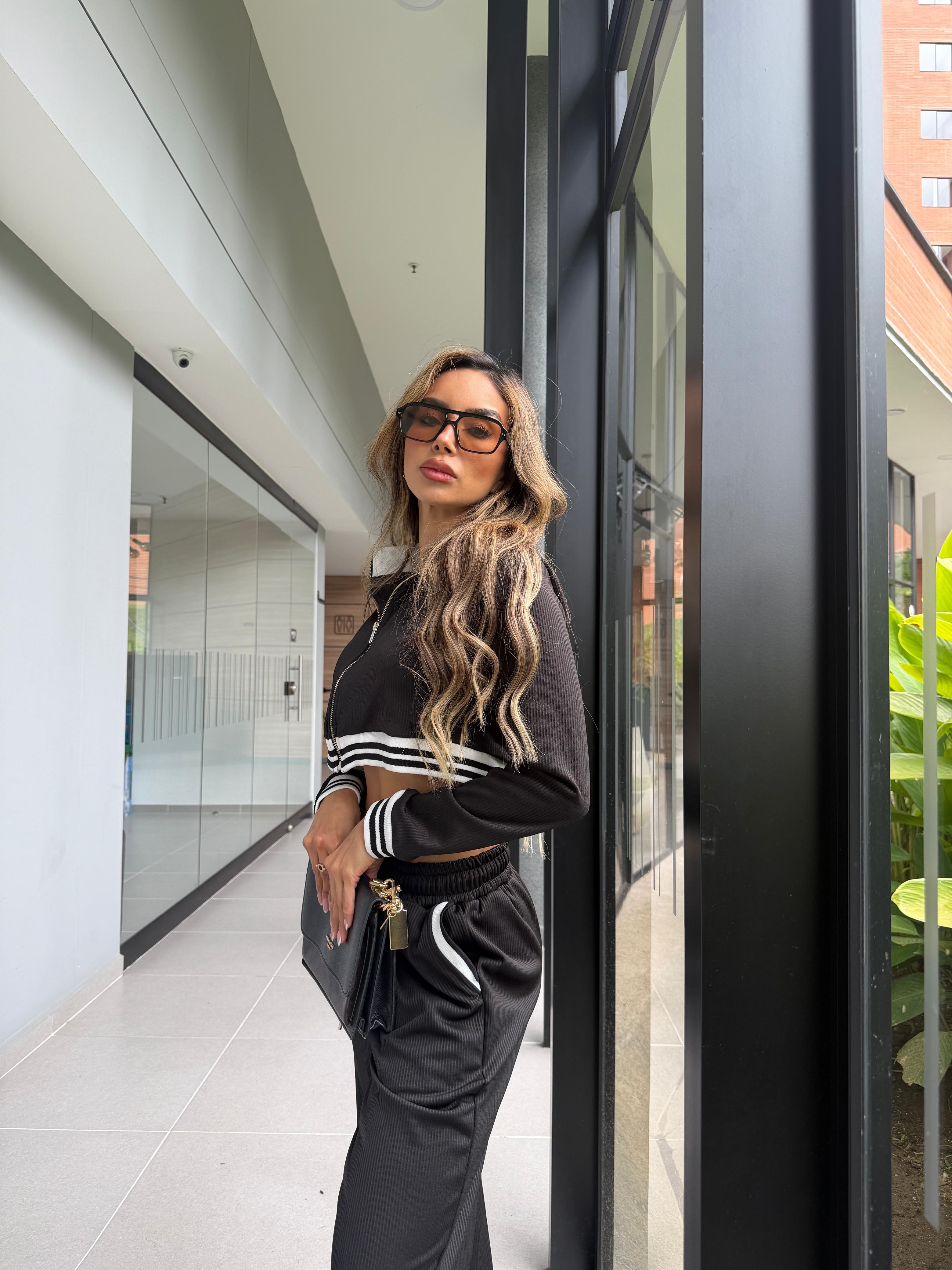 Conjunto deportivo tela rib con detalles de rayas contrastantes