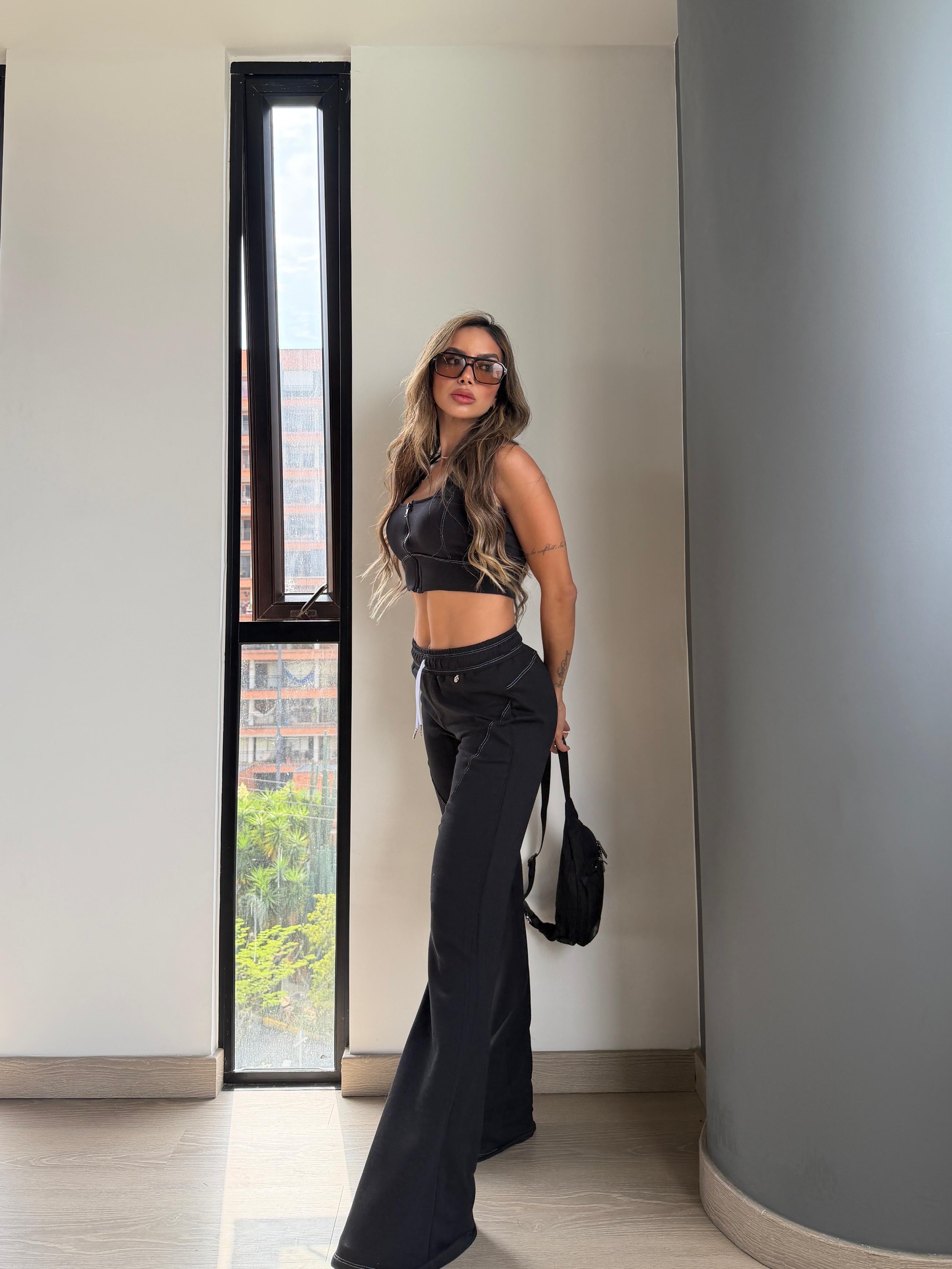 Set street en tela burda con costuras expuestas en contraste