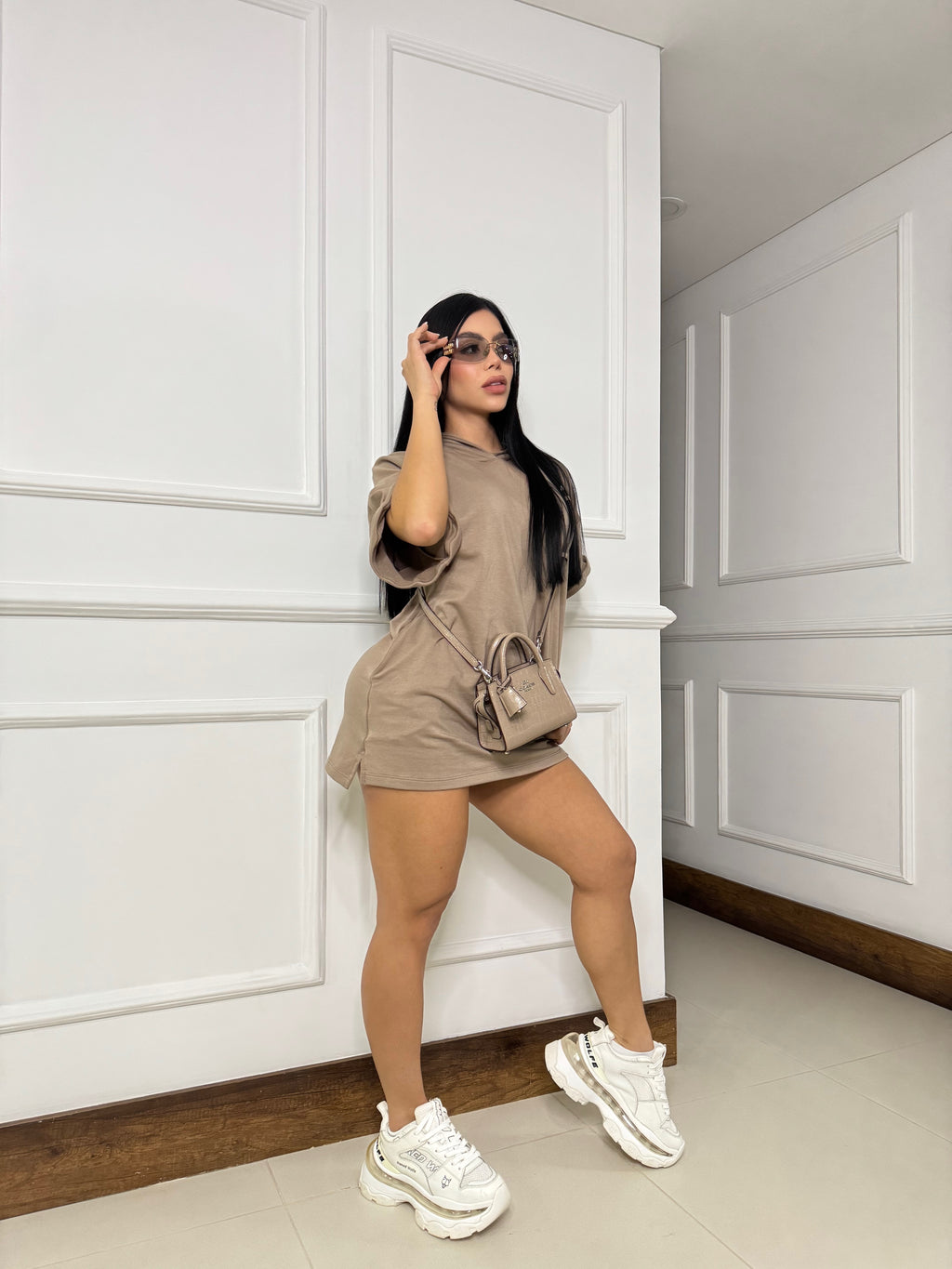 Vestido en Burda premium con diseño oversize, capucha y aberturas laterales