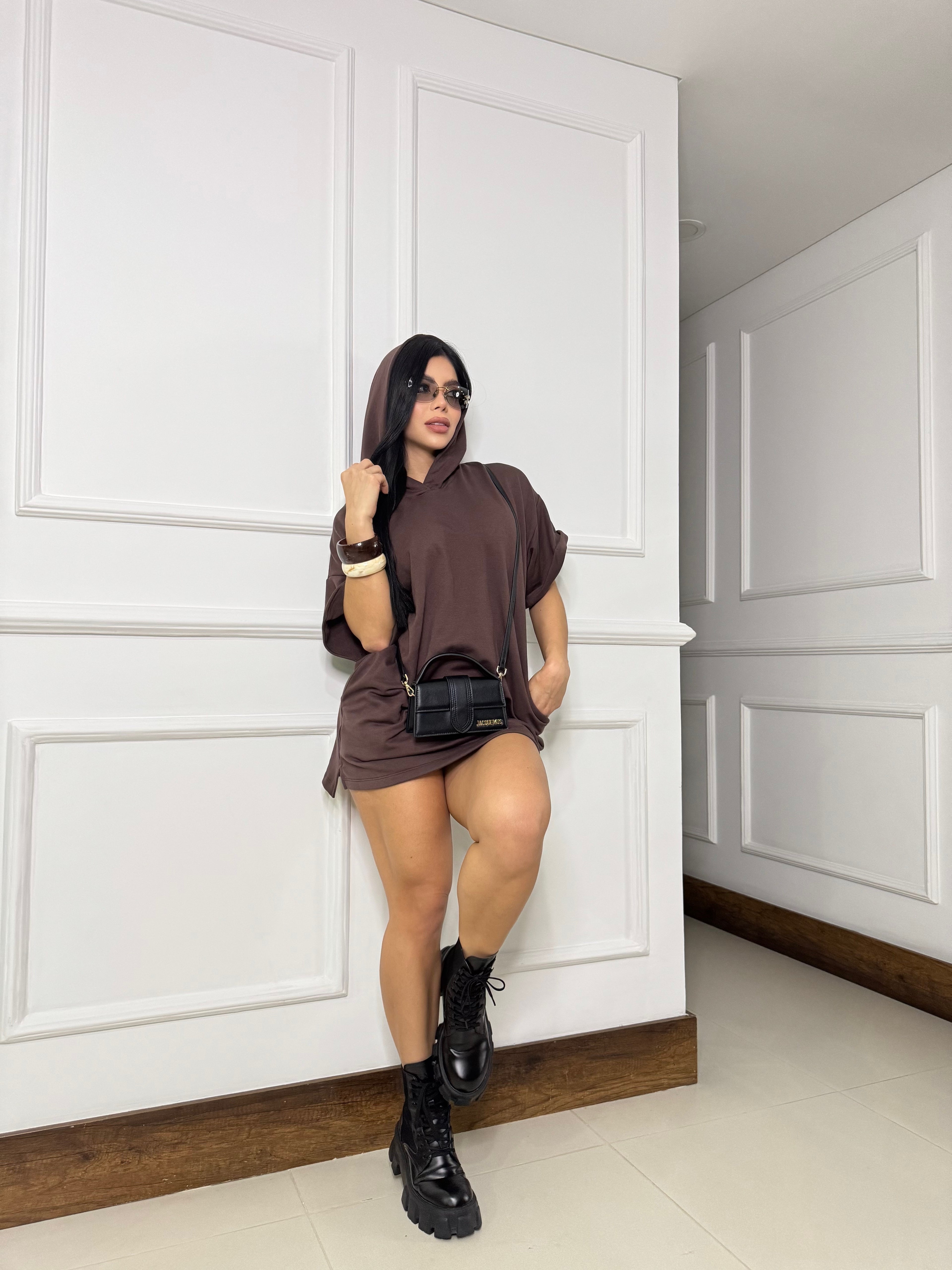 Vestido en Burda premium con diseño oversize, capucha y aberturas laterales