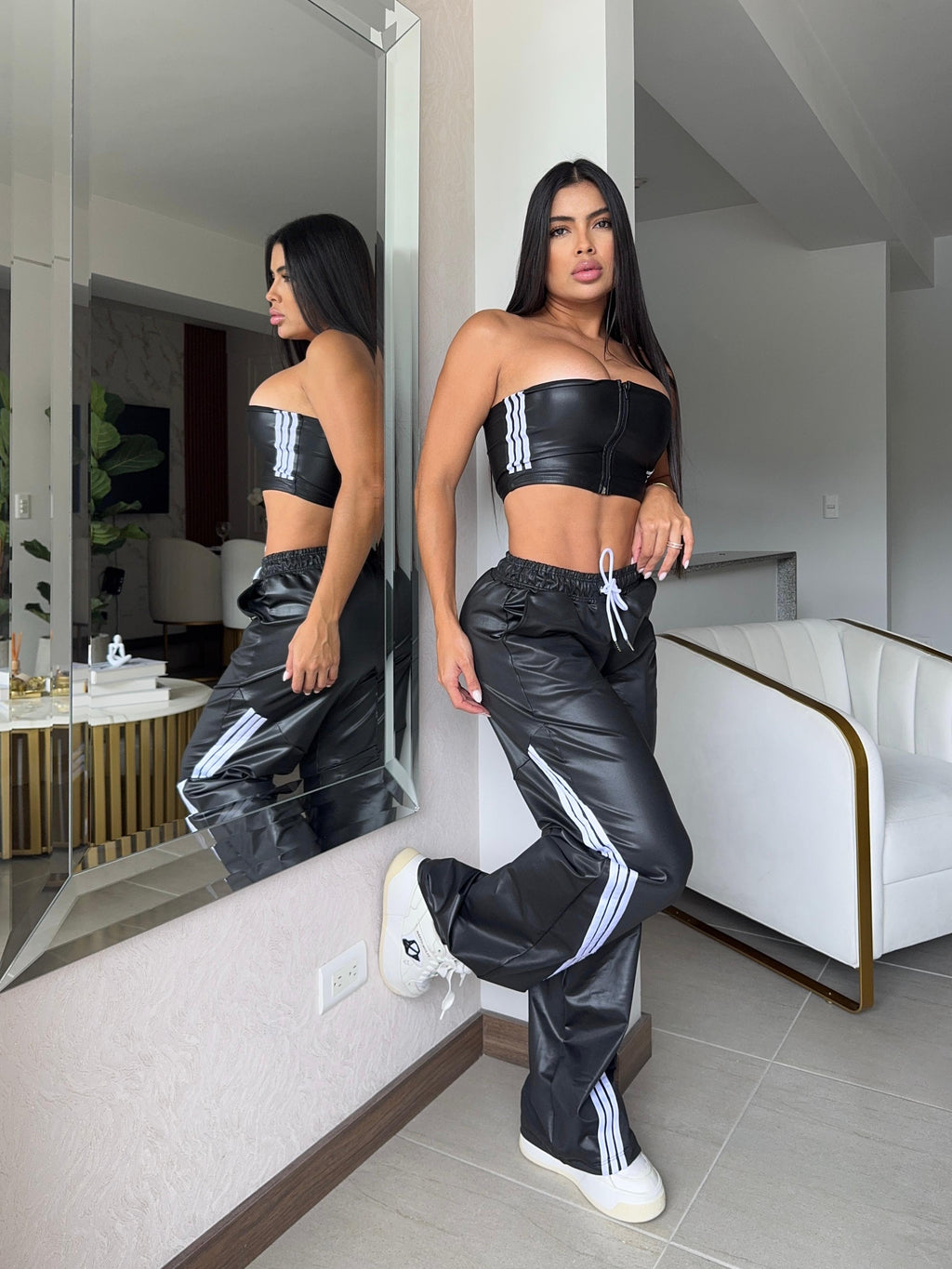 Pantalón Jogger Efecto Cuero con Franjas Urbanas