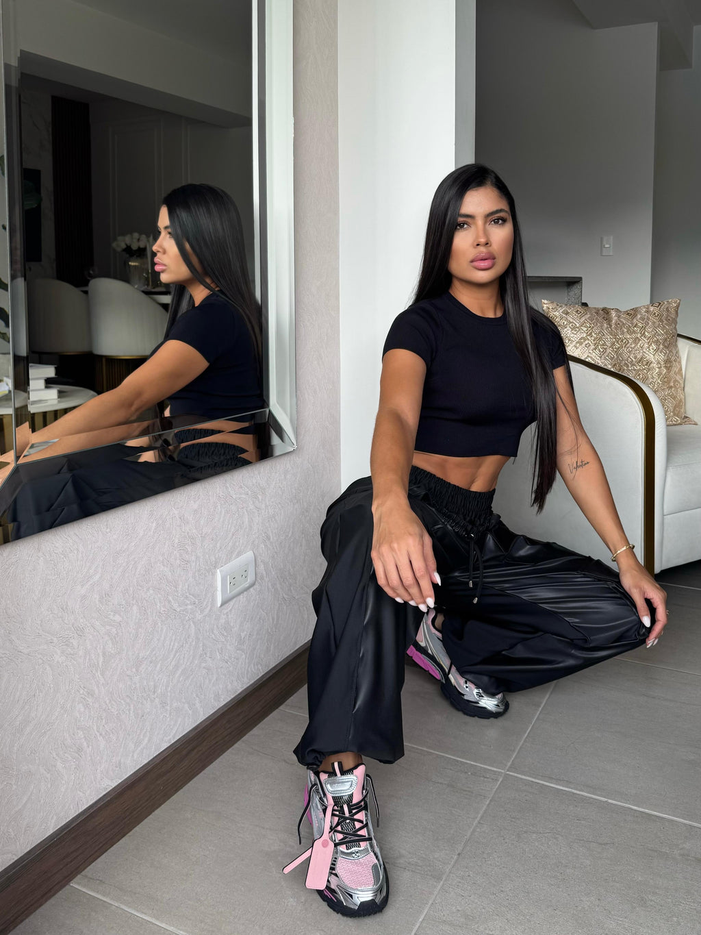 Pantalón cargo efecto cuero doble pretina relax fit