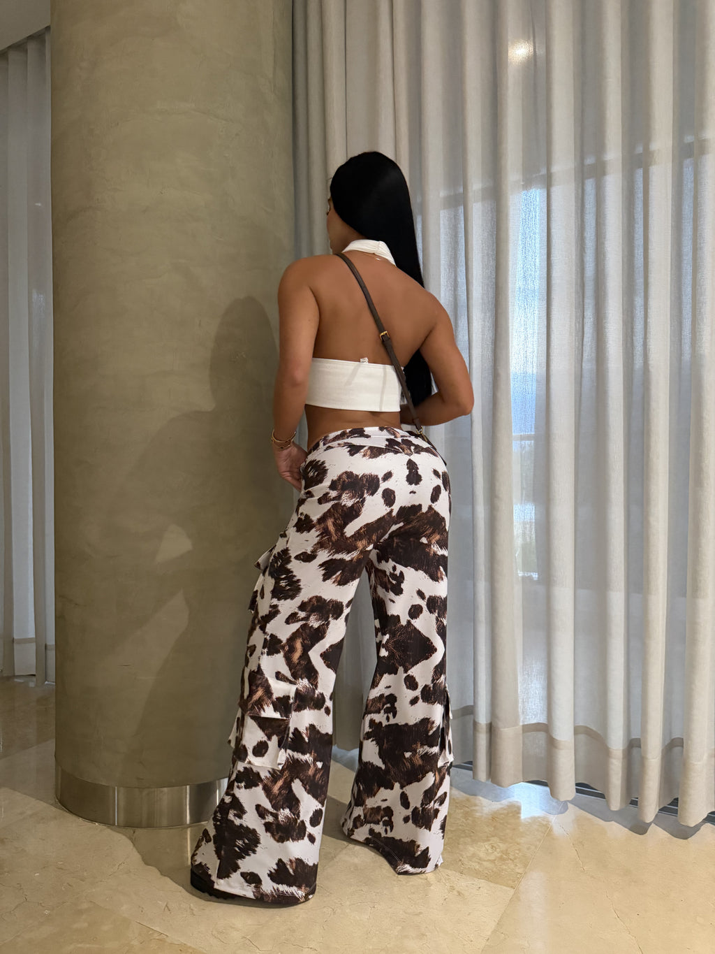 Pantalón Cargo efecto cuero Estampado de Vaca (Cow Print) y bolsillos cargo