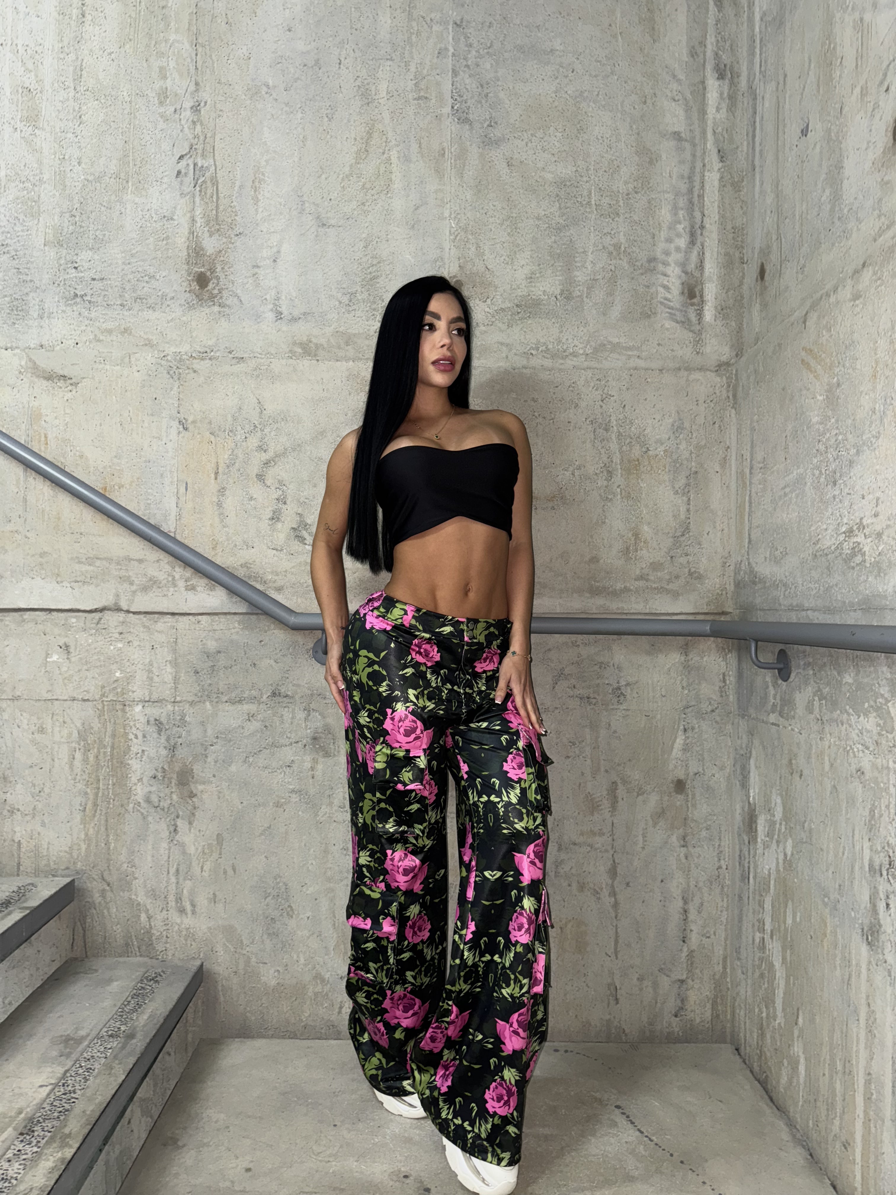 Pantalón efecto cuero Estampado Floral de Rosas Bolsillos Cargo