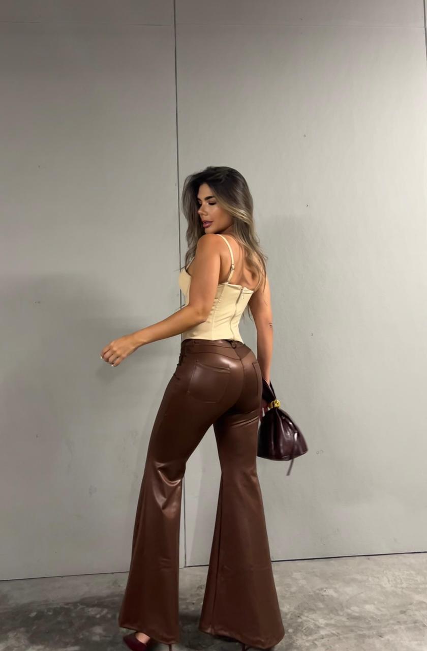 Pantalón flare efecto cuero acabado brillante y tiro alto