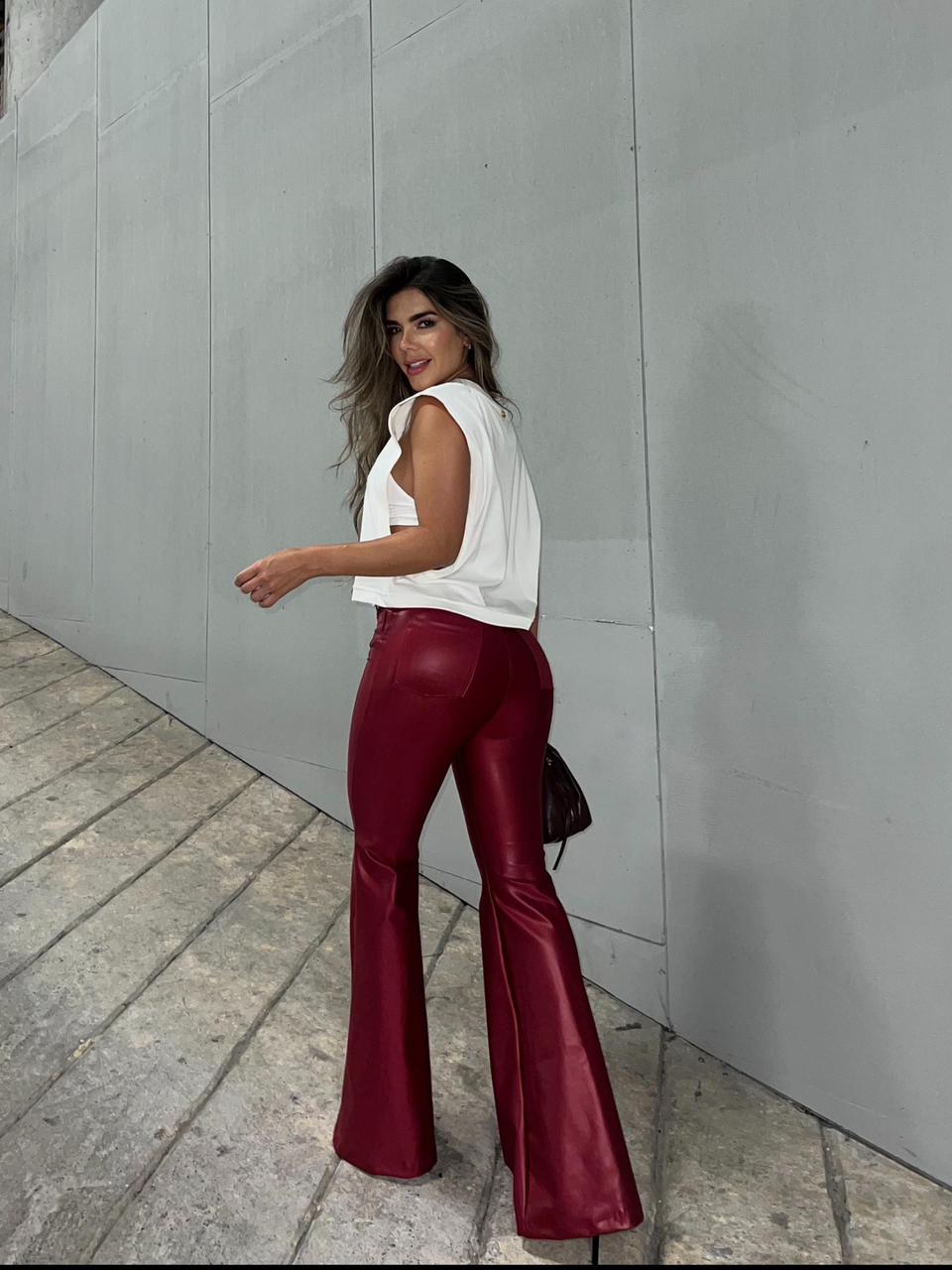 Pantalón flare efecto cuero acabado brillante y tiro alto