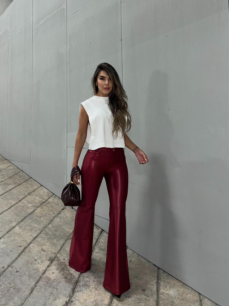 Pantalón flare efecto cuero acabado brillante y tiro alto