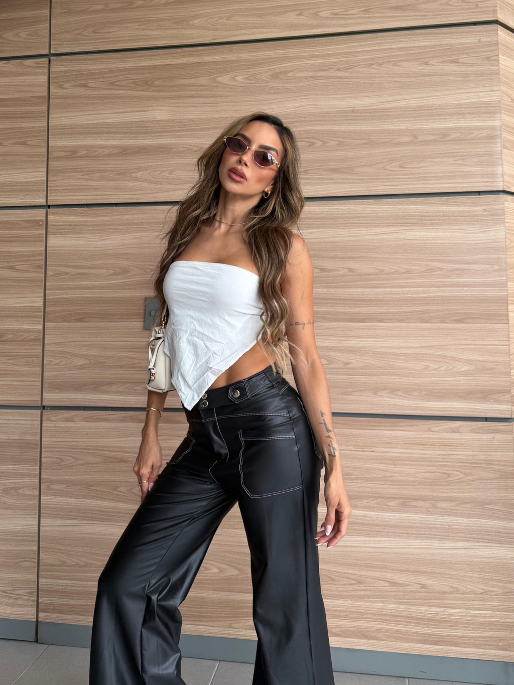 Pantalón alto impacto efecto cuero con Costuras en Contraste.
