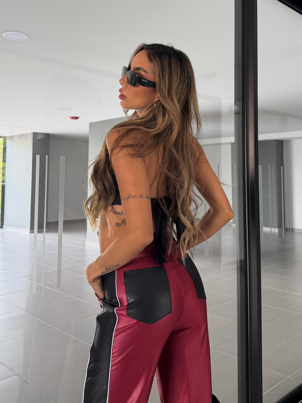Pantalón efecto cuero Bicolor con Raya Lateral y Bolsillo Cargo