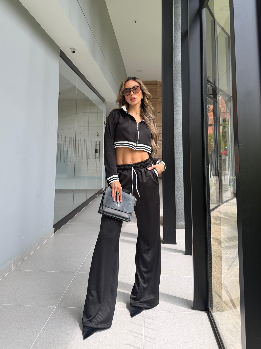 Conjunto deportivo tela rib con detalles de rayas contrastantes